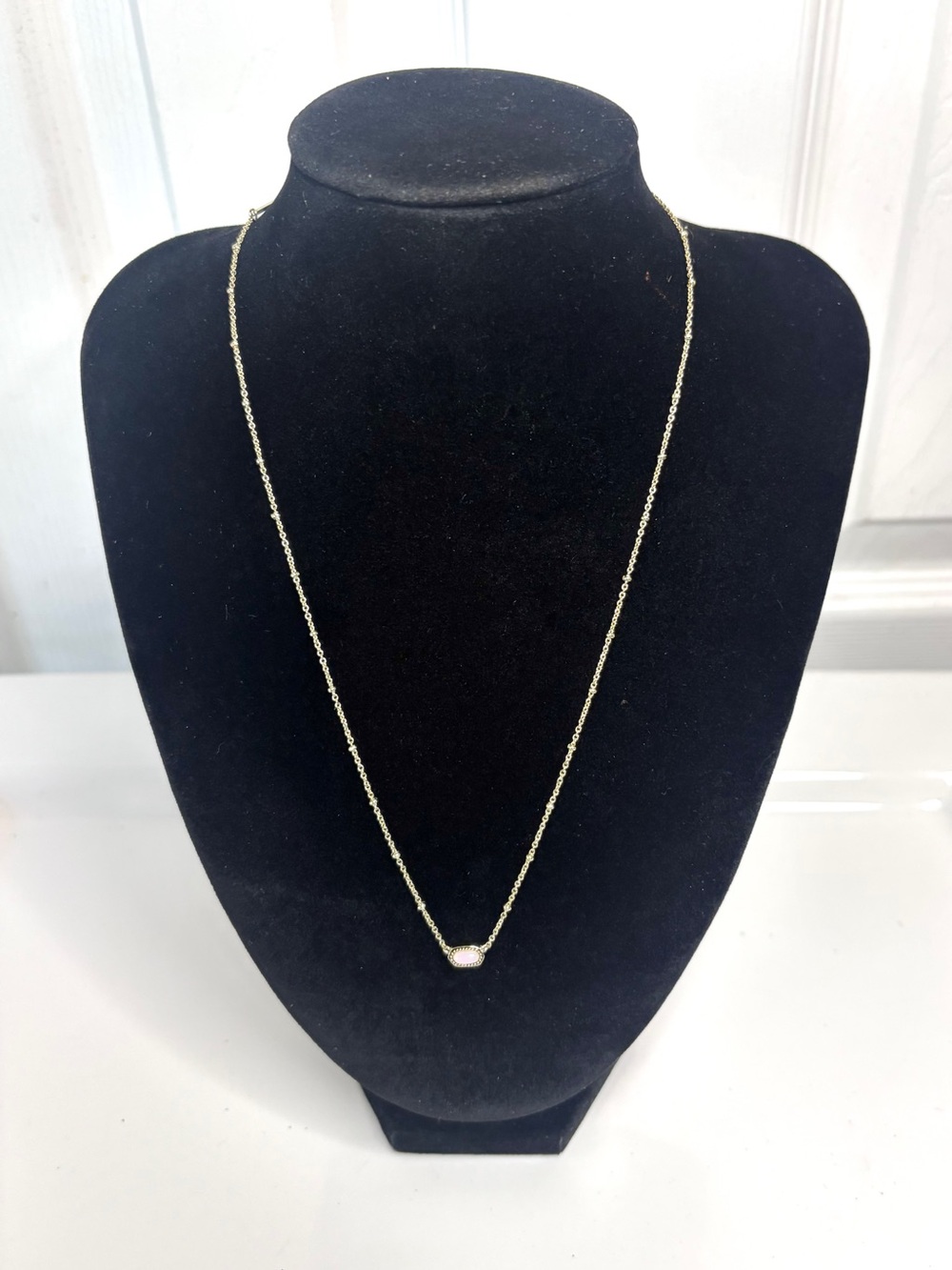 Kendra Scott Mini Elisa Gold Plated Oval Pendant Necklace White Iridescent Stone - Picture 3 of 7